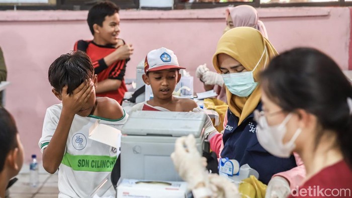 Cegah Kanker Serviks Sejak Dini, 90 Persen Anak Dibidik Dapat Vaksin HPV Sejumlah tenaga kesehatan dari Puskesmas Cilincing memberikan imunisasi Human Papillomavirus (HPV) kepada siswa-siswi di SDN 03 Cilincing, Jakarta Utara, Selasa (11/8/2026). Pemberian vaksin tersebut merupakan bagian dari Bulan Imunisasi Anak Sekolah (BIAS) yang rutin digelar setiap Agustus.
