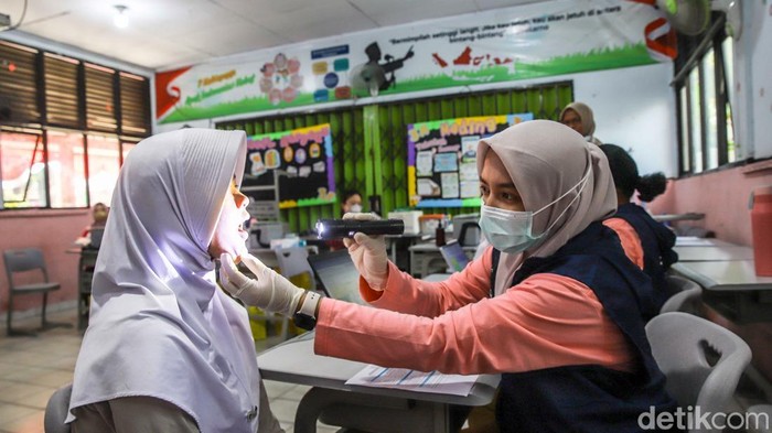 Cegah Kanker Serviks Sejak Dini, 90 Persen Anak Dibidik Dapat Vaksin HPV Sejumlah tenaga kesehatan dari Puskesmas Cilincing memberikan imunisasi Human Papillomavirus (HPV) kepada siswa-siswi di SDN 03 Cilincing, Jakarta Utara, Selasa (11/8/2026). Pemberian vaksin tersebut merupakan bagian dari Bulan Imunisasi Anak Sekolah (BIAS) yang rutin digelar setiap Agustus.