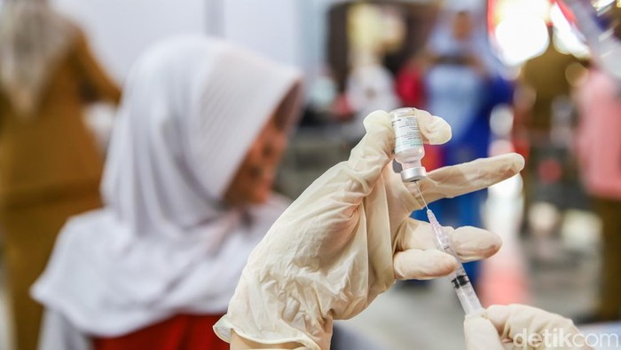 Cegah Kanker Serviks Sejak Dini, 90 Persen Anak Dibidik Dapat Vaksin HPV Sejumlah tenaga kesehatan dari Puskesmas Cilincing memberikan imunisasi Human Papillomavirus (HPV) kepada siswa-siswi di SDN 03 Cilincing, Jakarta Utara, Selasa (11/8/2026). Pemberian vaksin tersebut merupakan bagian dari Bulan Imunisasi Anak Sekolah (BIAS) yang rutin digelar setiap Agustus.