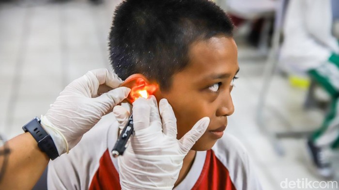 Cegah Kanker Serviks Sejak Dini, 90 Persen Anak Dibidik Dapat Vaksin HPV Sejumlah tenaga kesehatan dari Puskesmas Cilincing memberikan imunisasi Human Papillomavirus (HPV) kepada siswa-siswi di SDN 03 Cilincing, Jakarta Utara, Selasa (11/8/2026). Pemberian vaksin tersebut merupakan bagian dari Bulan Imunisasi Anak Sekolah (BIAS) yang rutin digelar setiap Agustus.