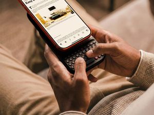 Keyboard ala BlackBerry Kembali, Bisa Dipasang ke Smartphone Modern