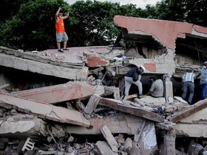 Gempa Dahsyat M 7,4 Guncang Kolombia, 61 Bangunan Ambruk!