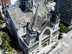 Menara Katedral 1 Abad di Kolombia Ambruk Diguncang Gempa, Puing Berserakan