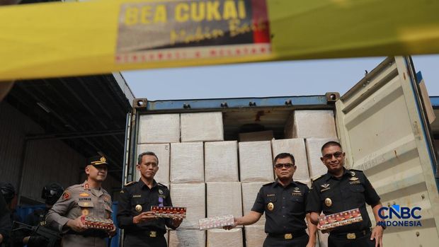 Direktur Jenderal Bea dan Cukai Indonesia, Djaka Budi Utama saat memandang peralatan bukti Rokok Ilegal dalam Konferensi Pers Penindakan Rokok Ilegal KPU Bea dan Cukai Tipe A Tanjung Priok di TPS Multi Terminal Indonesia (CDC Banda), Jakarta Utara, Selasa, (11/8/2026). (CNBC Indonesia/Muhammad Sabki)