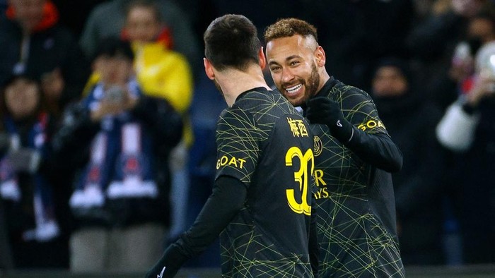 Paris Saint-Germains Brazilian forward Neymar celebrates with Paris Saint-Germains Argentine forward Lionel Messi after scoring the opening goal  during the French L1 football match between Paris Saint-Germain (PSG) and Stade de Reims at the Parc d