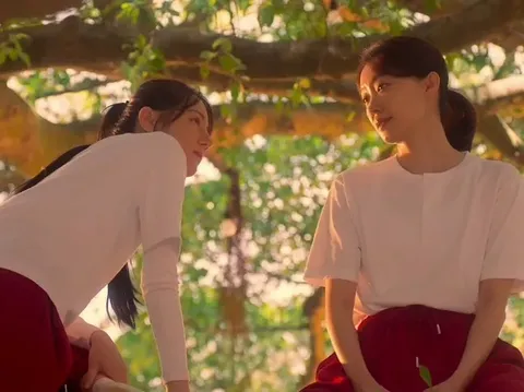 Film Kung Fu Soccer (2026) Dilraba Dilmurat dan Zhang Xiaofei dalam film Kung Fu Soccer (2026)