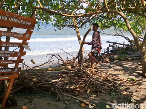 Gelombang Tinggi Terjang Perairan Selatan Tulungagung, Warung Rusak