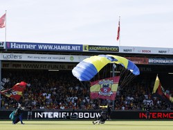 Aksi Penerjun Payung Tabrak Papan Iklan di Laga Pembuka Eredivisie