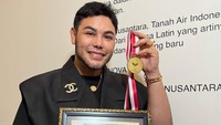 Ivan Gunawan Cetak Rekor MURI, Sulap Batik Madura Lewat Pameran Fashion