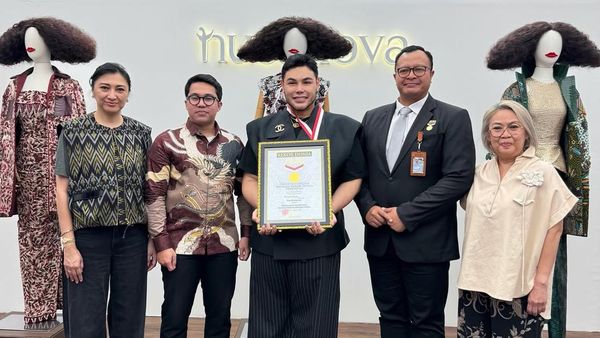 Haru dan Bahagia Ivan Gunawan Exhibition Nusanova Dapat Rekor MURI