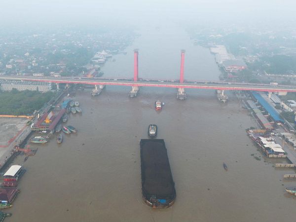 Kabut Asap Karhutla Selimuti Palembang, Langit Sumsel Memutih
