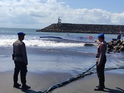 Kapal Kargo Tujuan Nusa Lembongan Tenggelam di Perairan Padang Galak