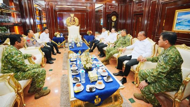 Kapolri Jenderal Polisi Drs. Listyo Sigit Prabowo, M.Si., menghadiri makan siang bersama Menteri Koordinator Bidang Politik dan Keamanan RI, Jenderal TNI (Purn.) Djamari Chaniago, di Denma Mabes TNI AL, Cilangkap, Jakarta Timur, Selasa (11/8/2026). Pertemuan berlangsung bersama sejumlah pimpinan kementerian dan lembaga, antara lain Jaksa Agung RI, Panglima TNI, Kepala BIN RI, Wakil Panglima TNI, KASAD, KASAL, dan KASAU. Kapolri didampingi Kabaintelkam Polri dan Kabareskrim Polri.