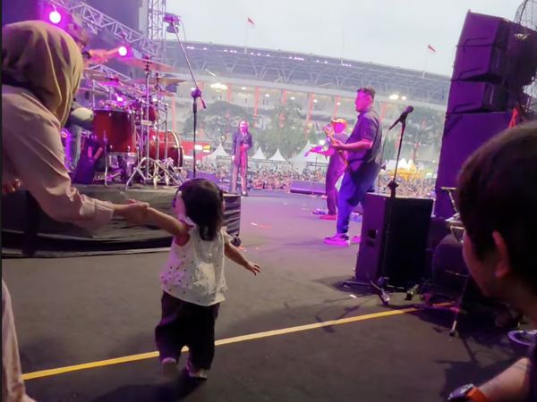 Gemas! Ikut Mahalini Nyanyi, Selina Joget Gak Sabar Lari ke Atas Panggung