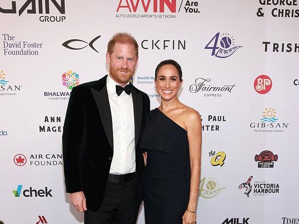 Meghan Markle Pakai Anting Putri Diana Saat Momen Langka dengan Pangeran Harry