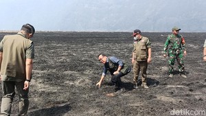 Kunjungi Lokasi Kebakaran Bromo, Menko Pratikno Beber Tinggal 2 Titik Api