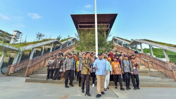 Otorita Ibu Kota Nusantara (IKN) menerima kunjungan Gubernur Jawa Tengah Ahmad Luthfi beserta jejeran Bupati dan Wakil Bupati se-Jawa Tengah dalam rangka membahas potensi kerjasama dan kesempatan investasi di IKN. Audiensi nan berjalan pada Kamis (06/08/2026). (Dok. OIKN)