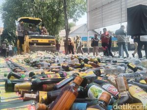 Bupati Majalengka Jadi Masinis Stoom, Lindas Ribuan Botol Miras