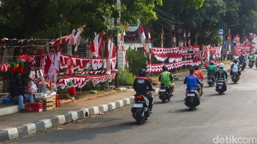 Pernak-pernik HUT RI Jadi Ladang Cuan Pedagang Musiman di Pasar Minggu