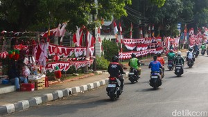 Pernak-pernik HUT RI Jadi Ladang Cuan Pedagang Musiman di Pasar Minggu