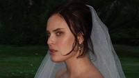 Foto Pernikahan Tallulah Willis, Demi Moore Jadi Sorotan Pakai Gaun Putih