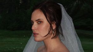 Foto Pernikahan Tallulah Willis, Demi Moore Jadi Sorotan Pakai Gaun Putih