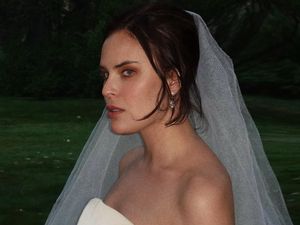 Foto Pernikahan Tallulah Willis, Demi Moore Jadi Sorotan Pakai Gaun Putih