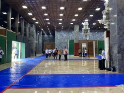 Jelang Sidang Bersama, Karpet hingga Ornamen Merah Putih Mulai Terpasang