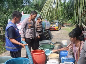 Polda Sumsel Salurkan Air ke Warga Terdampak Kekeringan di Empat Lawang