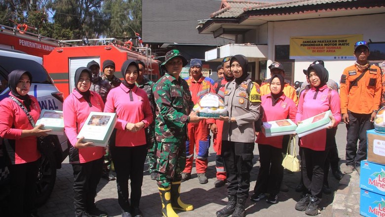 Polres Probolinggo-Bhayangkari Salurkan Bantuan Relawan Karhutla Bromo