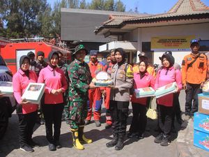 Polres Probolinggo-Bhayangkari Salurkan Bantuan Relawan Karhutla Bromo