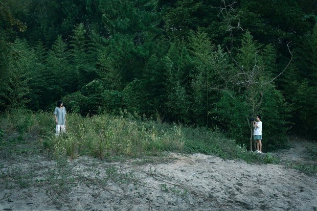 Mencurahkan emosi, Jeon Do Yeon dan Cho Yu Jeong saling menatap dalam jarak lebar di potongan film 'Possible Love'.