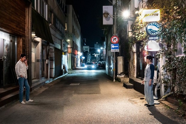 Netflix memperlihatkan momen pertemuan Jeon Do Yeon dan Zo In Sung yang masing-masing telah berpasangand dalam potret adegan film 'Possible Love'.