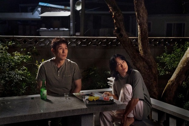 Sol Kyung Gu dan Cho Yeo Jeong bercengkrama akrab dalam potret adegan film 'Possible Love' yang dirilis Netflix pada 
(6/8).