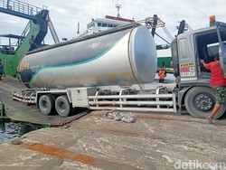 Ramp Door KMP Perkasa Prima V Patah di Gilimanuk, Truk Tangki Semen Terjebak