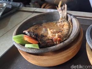 Menikmati Cobek Ikan di Atas Perahu Pangandaran, Cuma Rp 25 Ribu
