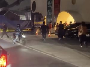 Truk Tabrak Mobil Lagi Parkir di Kemang Jaksel, Sempat Tutup Jalan