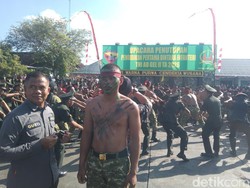 Tangis Haru Anak Buruh Lulusan Terbaik Secaba TNI di Bali, Ingat Mendiang Ibu