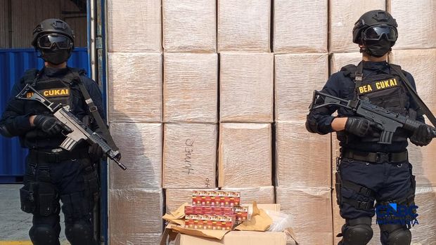 Sejumlah peralatan bukti rokok Ilegal ditampilkan dalam konvensi pers Penindakan Rokok Ilegal KPU Bea dan Cukai Tipe A Tanjung Priok di TPS Multi Terminal Indonesia (CDC Banda), Jakarta Utara, Selasa, (11/8/2026). (CNBC Indonesia/Robertus Andrianto Serin)