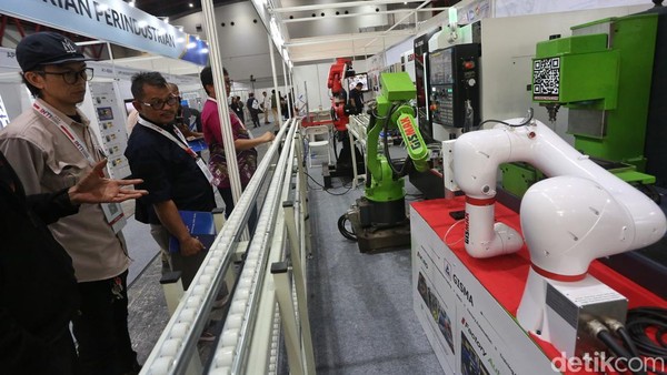 Pengunjung melihat sejumlah booth pameran pada Indonesia Technology and Innovation (INTI) di JIExpo Kemayoran, Jakarta, Selasa (11/8/2026).