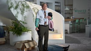 First Look Choi Min Sik Jadi Robert De Niro di The Intern
