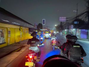 Pemotor Patah Tulang Usai Tabrak Bus di Bekasi, Brimob Bantu Evakuasi