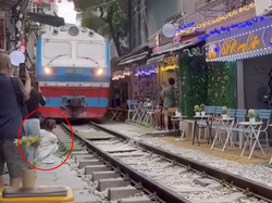 Turis Ngotot Videokan Kereta dari Jarak Dekat, Alhasil Ponselnya Terlempar