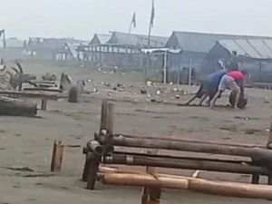 Puluhan Warung di Pantai Kebumen Rusak Disapu Gelombang Tinggi