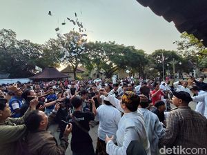 Tawurji dan Apeman Warnai Tradisi Rebo Wekasan di Keraton Kasepuhan