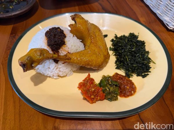 Ngeunah Pisan! Ayam Goreng Basah Khas Bandung dengan 4 Sambal Refill