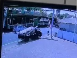 Viral Rekaman CCTV Bocah di Malang Tewas Tertabrak Pikap Saat Jalan Kaki