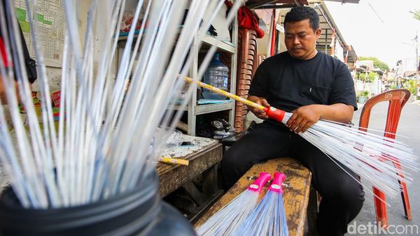 Botol Plastik Disulap Jadi Sapu, Jadi Ladang Cuan!