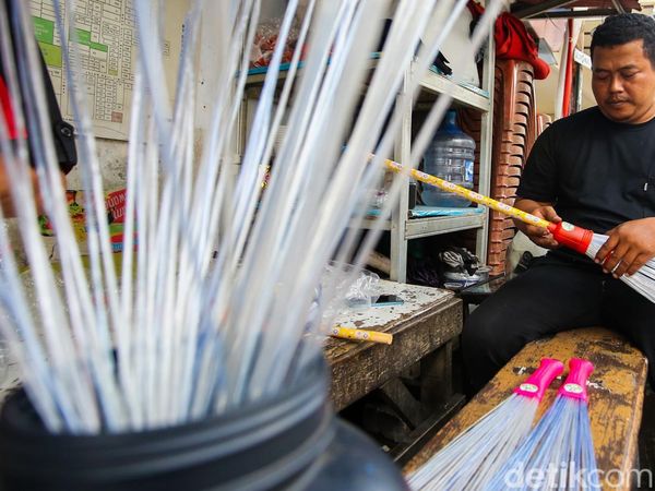 Botol Plastik Disulap Jadi Sapu, Jadi Ladang Cuan!
