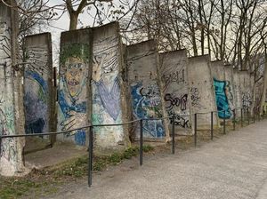 Di Mana Saja Sisa Tembok Berlin Berada?